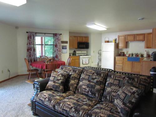 uma sala de estar com um sofá e uma cozinha em Peaceful 3 bdrm Alaskan getaway em Wasilla