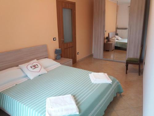 a bedroom with a bed with two towels on it at campeggio internazionale del sole in Viverone