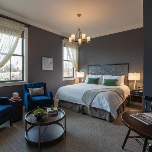 Una cama o camas en una habitación de Atticus Hotel