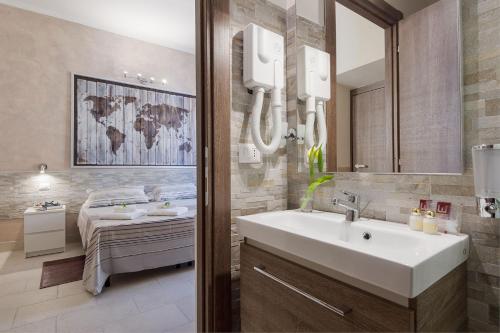 uma casa de banho com um lavatório e uma cama em Suite Horti Sallustiani em Roma
