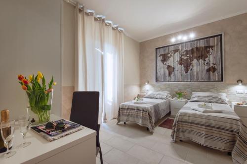 um quarto com duas camas e uma mesa com flores em Suite Horti Sallustiani em Roma