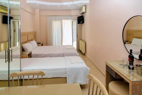 Ένα ή περισσότερα κρεβάτια σε δωμάτιο στο Le Monde SeaView Suites