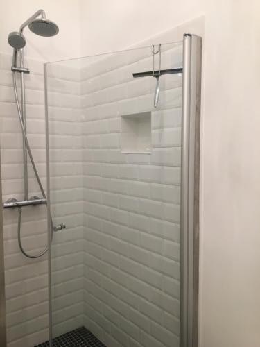une douche avec une porte vitrée dans une salle de bain dans l'établissement Charmante 3 Zimmer, Stadtwohnung, à Menton