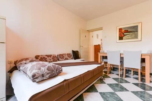 ein Wohnzimmer mit einem Sofa und einem Tisch in der Unterkunft Apartments Manuela in Zadar