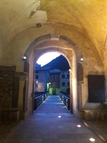 an alley way with an archway in a building at Casa Vacanze Santa Perpetua in Tirano