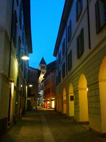 an empty street in a city at night at Casa Vacanze Santa Perpetua in Tirano