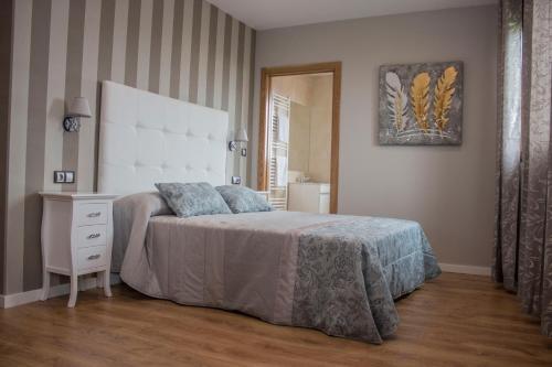 sypialnia z łóżkiem, komodą i lustrem w obiekcie O Vendaval Hostal Restaurante w mieście Barreiros