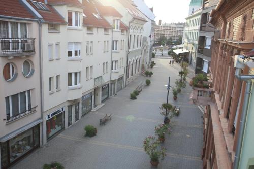 an empty street in a city with buildings at Centrum Lux 2 Apartmanok in Kaposvár