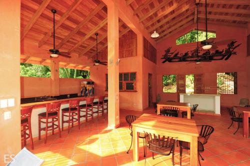 cocina y comedor con mesa y sillas en Hotel Rio, en La Ceiba