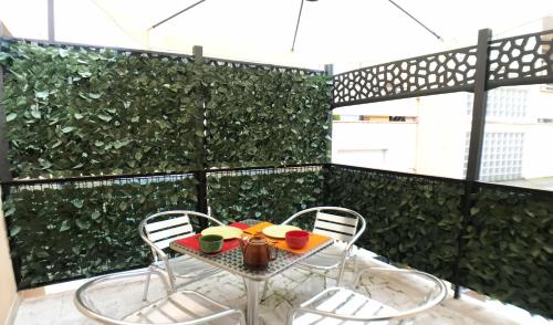 ミラノにあるドゥオーモ ラグジュアリー ハウス 9 パックスの緑の壁の部屋(テーブル、椅子付)