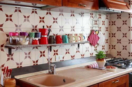 A kitchen or kitchenette at Tutti a casa di Pippo (100mq)