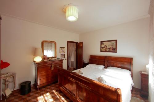 A bed or beds in a room at Tutti a casa di Pippo (100mq)