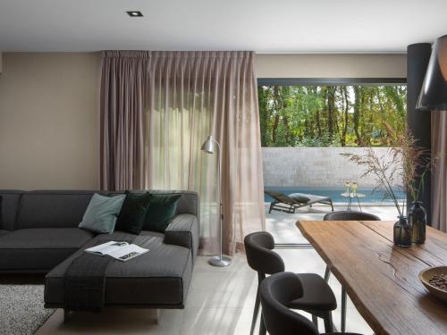 una sala de estar con un sofá y una mesa en Holiday Home Oliva 1 by Interhome, en Pelegrin