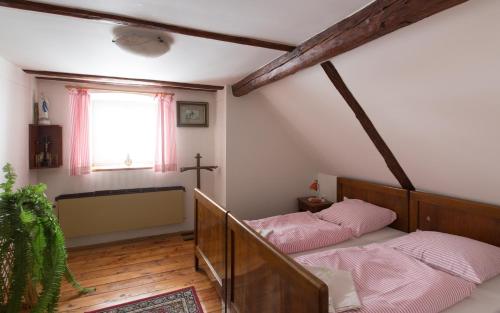 Postel nebo postele na pokoji v ubytování Čapkův statek
