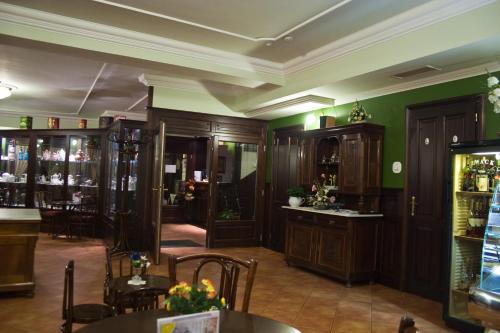 Lounge nebo bar v ubytování Adler Hotel