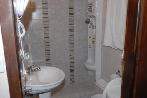 Ένα μπάνιο στο Natasa Rooms