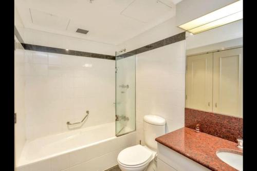 Ett badrum på Darling Harbour 2 Bedroom Apartment