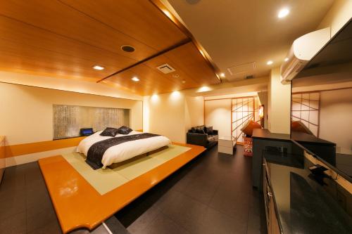 um quarto com uma cama no meio de um quarto em Hotel Eldia Luxury Kobe (Adult Only) em Kobe