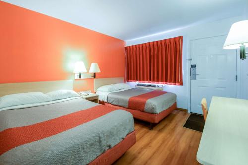 Ένα ή περισσότερα κρεβάτια σε δωμάτιο στο Motel 6-Kelso, WA - Mt. St. Helens