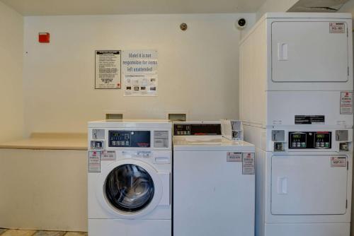 a laundry room with a washer and a washing machine at Motel 6-Windsor Locks, CT - Hartford in Windsor Locks
