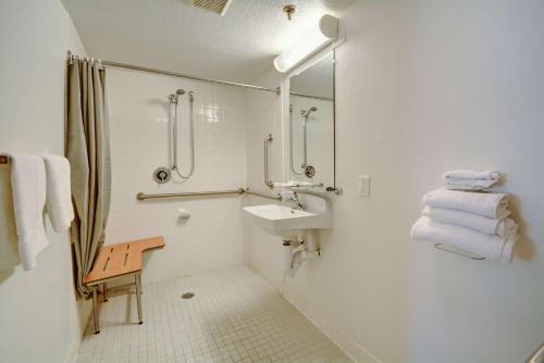 Vonios kambarys apgyvendinimo įstaigoje Motel 6-Windsor Locks, CT - Hartford