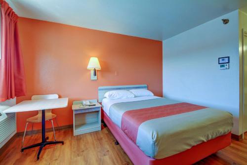 a bedroom with a bed and a table and a desk at Motel 6-Windsor Locks, CT - Hartford in Windsor Locks