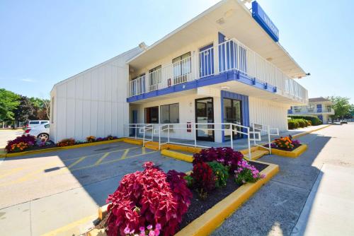 a building with flowers in front of it at Motel 6-Windsor Locks, CT - Hartford in Windsor Locks