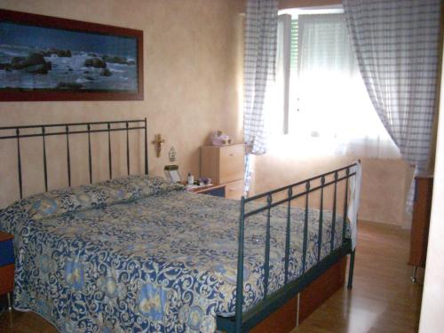 um quarto com uma cama e uma janela em Appartamento al mare di Ventimiglia em Ventimiglia