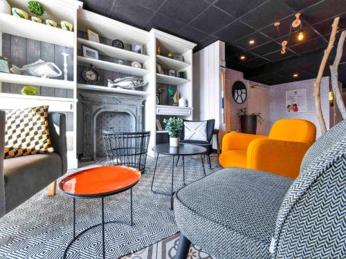 Ein Sitzbereich in der Unterkunft ibis styles La Rochelle Thalasso Chatelaillon