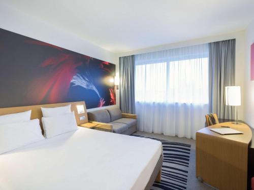 Postel nebo postele na pokoji v ubytování Novotel Poitiers Site du Futuroscope