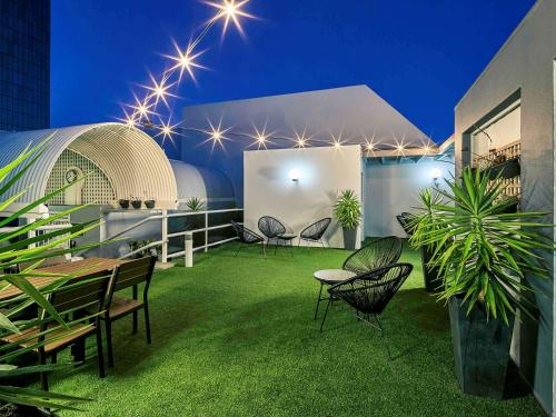 Jardín al aire libre en Mercure Perth