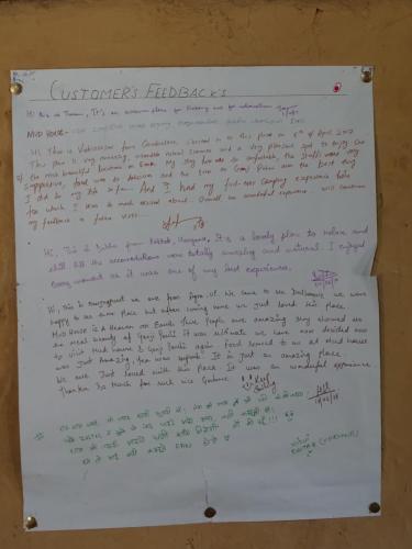 ein Stück weißes Papier mit Handschrift darauf in der Unterkunft Mud House for travelers in Dalhousie