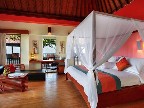 Postel nebo postele na pokoji v ubytování Mercure Kuta Bali