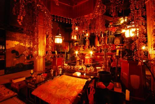 
a room filled with furniture and decorations at Koyasan Saizenin in Koyasan
