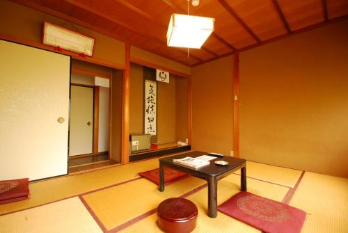 a room with a table and a mirror at Koyasan Shukubo Saizenin in Koyasan