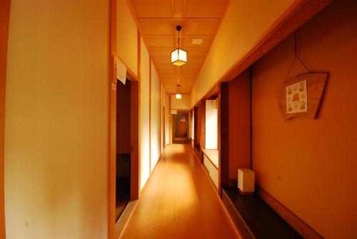 an empty hallway with a long hallwayngth at Koyasan Shukubo Saizenin in Koyasan