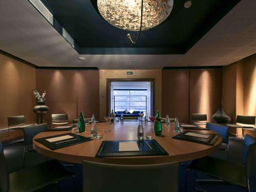 a conference room with a large table and chairs at Mercure Quemado Al-Hoceima Resort in Al Hoceïma
