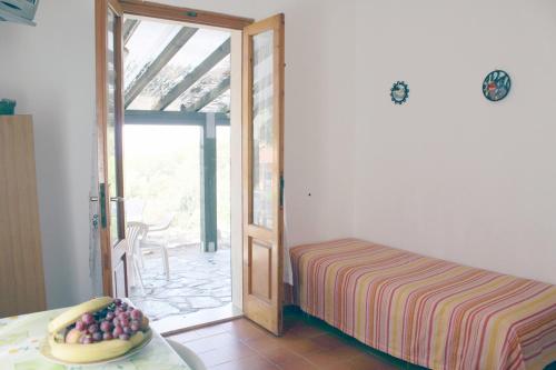 een kamer met een bed en een glazen schuifdeur bij Villa Cedro in Capoliveri