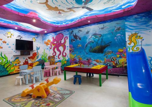 Zimmer mit einem Zimmer mit Meerblick, einem Tisch und einem Spielbereich in der Unterkunft Villa Calangute Phase 10 in Calangute