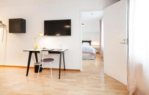 a room with a desk and a bed and a bedroom at Best Western Plus Hotel Noble House in Malmö