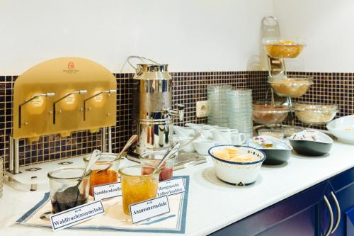 um balcão com comida e bebidas em Strandhotel Binz em Binz