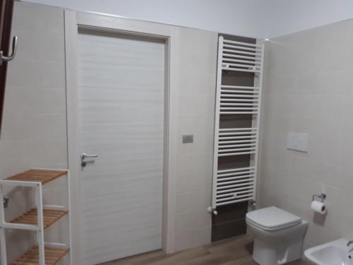 een badkamer met een toilet en een glazen deur bij AF service b&b in Mesagne