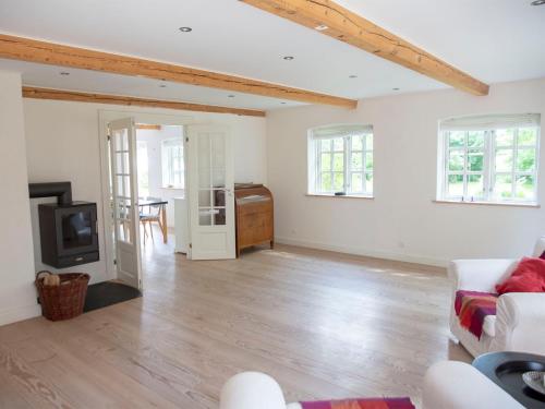 a living room with a couch and a tv at Mellem-rummet Guesthouse & Glamping in Tanderup