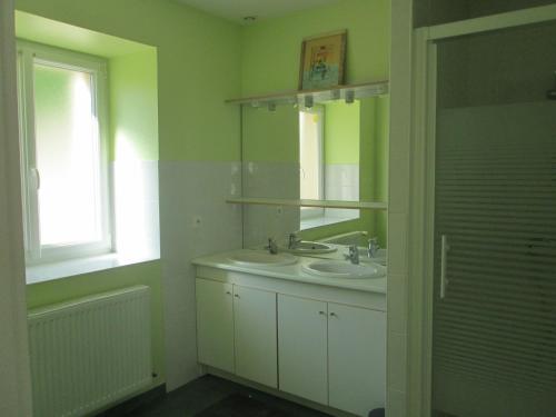 baño con lavabo, espejo y ventana en La grange de Ninon en La Chapelle-Saint-Martin-en-Plaine