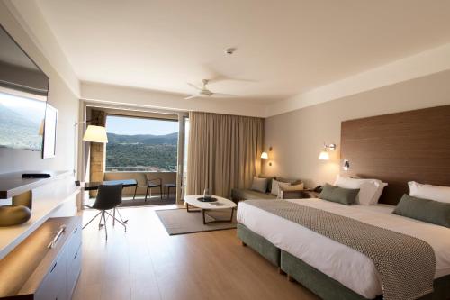 een hotelkamer met een bed en een woonkamer bij Crete Golf Club Hotel in Chersonissos