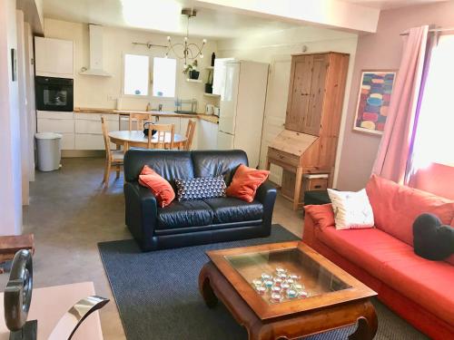 un salon avec un canapé et une table basse dans l'établissement L'Alivu, à Nice