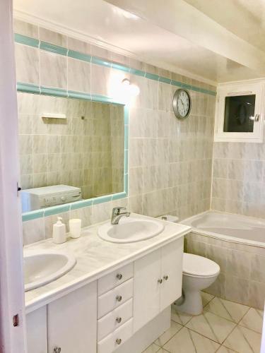 une salle de bain avec deux lavabos et une baignoire et des toilettes dans l'établissement L'Alivu, à Nice