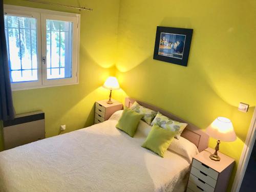 ニースにあるL'Alivuのベッドルーム1室(黄色の壁のベッド1台、ランプ2つ付)