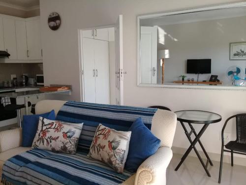 uma sala de estar com um sofá e uma mesa em Broadway Bay Accommodation em Durban