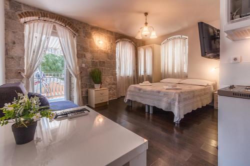 eine Küche und ein Wohnzimmer mit einem Bett in einem Zimmer in der Unterkunft Apartments Centrum Split in Split